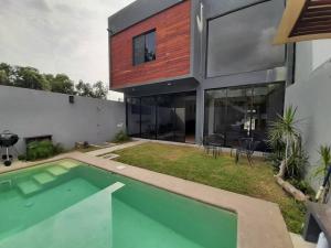 une maison avec une piscine devant dans l'établissement Villa Copa de Oro. Zona Diamante. Alberca Privada. Espacio Yocte, à Acapulco