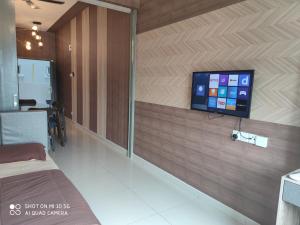 TV i/ili multimedijalni sistem u objektu Bangi Gateway Service Apartment