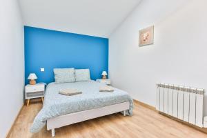 um quarto azul com uma cama e uma parede azul em Le Saint Martin #Centre ville #Charente #6pers em Cognac