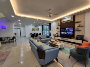 salon z kanapami i telewizorem z płaskim ekranem w obiekcie Desaru Brown House Pool-Table Tennis-KTV-BBQ-Netflix-Home Theatre w mieście Kota Tinggi