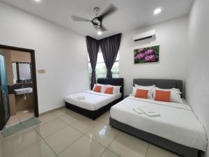 Desaru Brown House Pool-Table Tennis-KTV-BBQ-Disney-Netflix-Home Theatre في كوتا تينجي: غرفة فندق بها سريران ونافذة +41 صورة