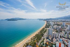 uma vista aérea da praia e do oceano em Muong Thanh Luxury Nha Trang Hotel em Nha Trang