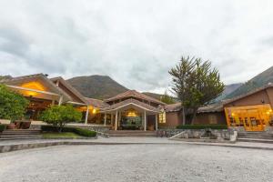 ein Haus mit Bergen im Hintergrund in der Unterkunft Casa Andina Premium Valle Sagrado Hotel & Villas in Urubamba