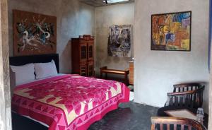 Rumah Paros & Gallery客房内的一张或多张床位
