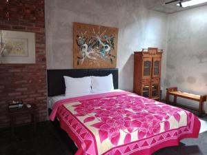 Rumah Paros & Gallery客房内的一张或多张床位