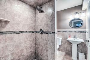 Fotografie z fotogalerie ubytování Bernardsville Abode with Private Pool and Patio! v destinaci Bernardsville