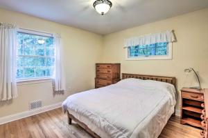 Fotografie z fotogalerie ubytování Bernardsville Abode with Private Pool and Patio! v destinaci Bernardsville