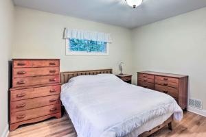 Fotografie z fotogalerie ubytování Bernardsville Abode with Private Pool and Patio! v destinaci Bernardsville