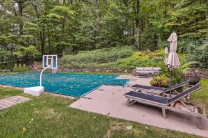 Fotografie z fotogalerie ubytování Bernardsville Abode with Private Pool and Patio! v destinaci Bernardsville
