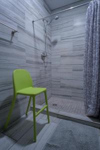 Koupelna v ubytování Lucky D's Youth and Traveler's Hostel + 54 fotografií