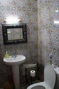 une salle de bain avec un lavabo, des toilettes et un miroir dans l'établissement Riad zen&zin, à Marrakech