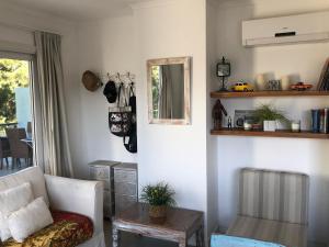 - un salon avec un canapé et un miroir dans l'établissement GREEN PARK - Apartamento Torre J - Punta del Este - Resort & Spa, à Punta del Este