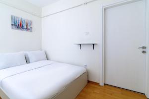 伊斯坦堡的住宿－Lovely and Cent，一间白色的房间,配有床和门
