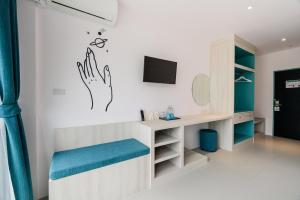 un salón con un banco azul en una habitación en Moon Budget Hotel, en Ao Nang Beach