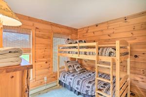 een slaapkamer in een blokhut met 2 stapelbedden bij Grand Windham Retreat with Fire Pit and Game Room in Windham