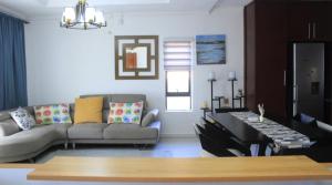uma sala de estar com um sofá e uma mesa em Royal relax guest house em Palapye