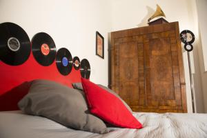 Una cama con una pizarra roja con registros. en Grammy Suite, en Roma