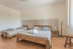 - une chambre avec 2 lits et des serviettes dans l'établissement Apartment Ponte de Tola, à San Bellino