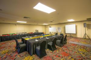 a conference room with a long table and chairs at Gateway Hotel in Port Moresby +22 photos