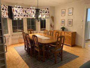 comedor con mesa de madera y sillas en Isokorventie 113 en Dagsmark