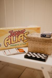 a table with a box of horror chips and a basket at ALNUS KIEMAS in Kampiškiai