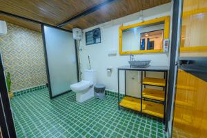 een badkamer met een toilet en een wastafel bij Simrose in Agonda
