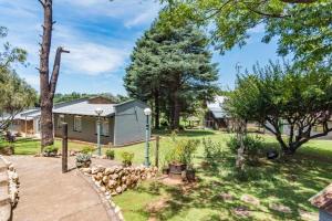 uma casa com um quintal com árvores e um quintal em Self-Catered Apartment With Pool em Krugersdorp