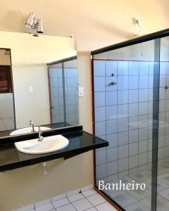 Loft NOA'House في كانووا كويبرادا: حمام مع حوض ومرآة