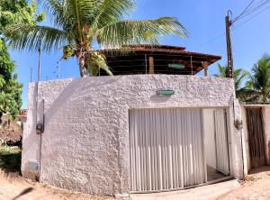 un edificio con una puerta en el costado en Loft NOA'House en Canoa Quebrada