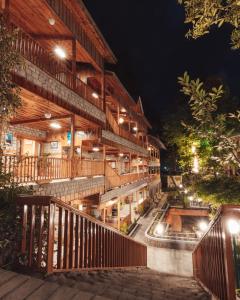 - une vue sur l'extérieur du bâtiment la nuit dans l'établissement Hotel Negi's Mayflower A heritage Since 1965, à Manali