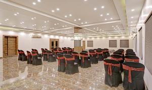 een rij stoelen in een grote kamer met plafonds bij Treebo Trend Varsha Palace in Aurangabad