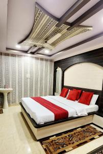 A bed or beds in a room at Hotel Satpura Safari