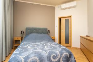 Postel nebo postele na pokoji v ubytování Bright, newly furnished apt in Tartu with free parking