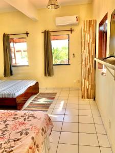 Camera con 2 letti e pavimento piastrellato. di Loft NOA'House a Canoa Quebrada