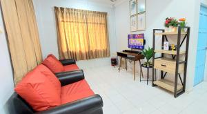 uma sala de estar com um sofá e uma televisão em Kota Kinabalu Sabah City Homestay em Kota Kinabalu