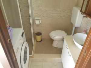 ein kleines Bad mit WC und Waschbecken in der Unterkunft Appartamento Marchese in Racalmuto