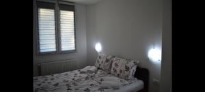 Rúm í herbergi á Apartman Linera