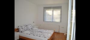 Rúm í herbergi á Apartman Linera
