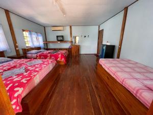 Postel nebo postele na pokoji v ubytování Koh Mak Green View Resort