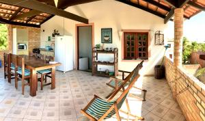 una cucina e una sala da pranzo con tavolo e sedie di Loft NOA'House a Canoa Quebrada