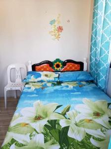 阿拉米諾斯的住宿－Camille's Residence，一间卧室配有一张白色鲜花的床