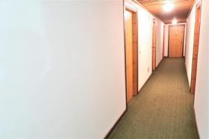 ein leerer Korridor in einem Bürogebäude in der Unterkunft appartamento Artesina in Sella della Turra