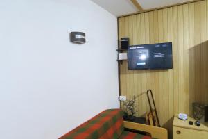 a room with a couch and a tv on the wall at appartamento Artesina in Sella della Turra