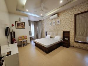 Dormitorio con cama, escritorio y TV en House 40 - Strictly Parties and Noise not allowed, read house manual before booking en Pune