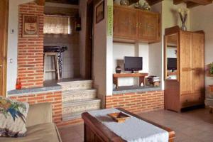 - un salon avec un canapé et une cheminée dans l'établissement Apartamento rural El Pastor es un estudio con gran ventanal a Gredos, à Cabezas Bajas
