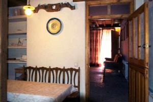 een kamer met een tafel en een bord aan de muur bij La Torre del Molino es una casa rural ubicada sobre un antiguo molino in Tormellas