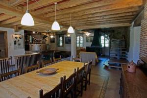 una sala da pranzo con un grande tavolo in legno e sedie di EL Molino de Tormellas exclusivo alojamiento rural en un antiguo molino a Tormellas