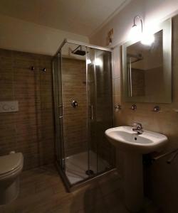 een badkamer met een douche, een wastafel en een toilet bij Garnì B&B La Rua-Pescocostanzo in Pescocostanzo