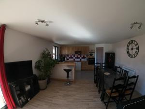 Kuchyň nebo kuchyňský kout v ubytování Maison neuve proche de Barcelonnette