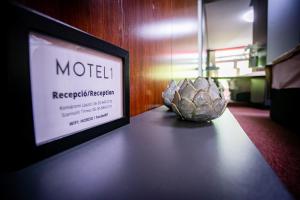 una mesa con una foto y un tazón en ella en Motel 1, en Dunaújváros